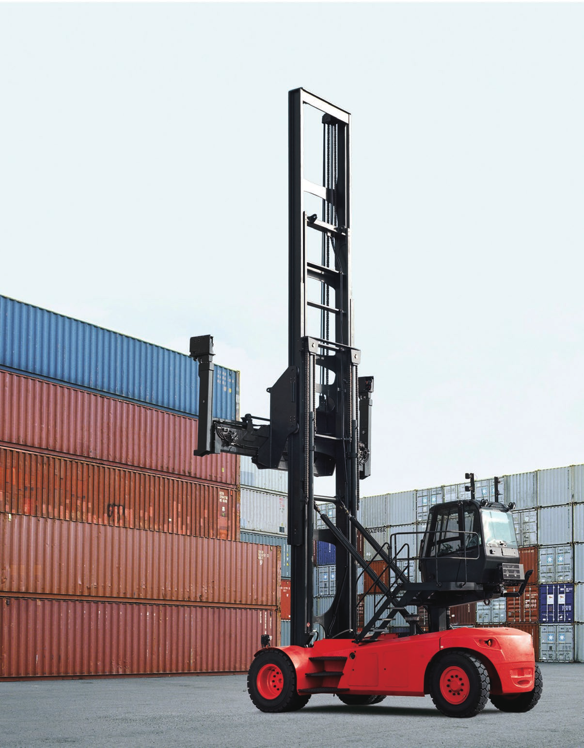Reach stacker llantas sólidas